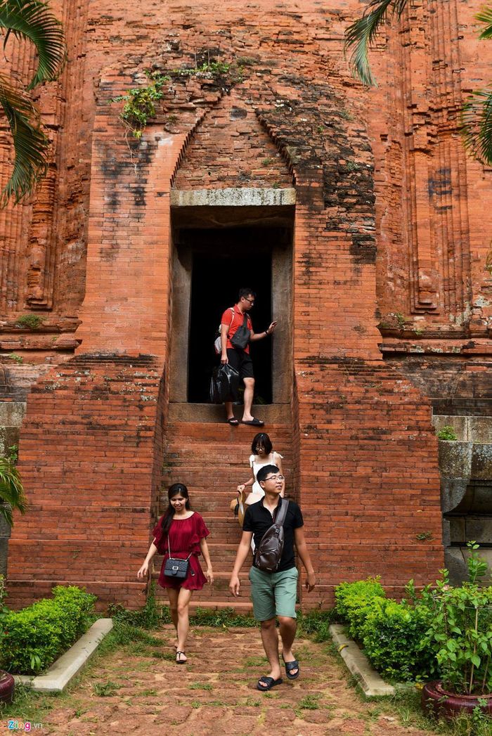 Di tích tháp Đôi hàng ngày hút nhiều du khách tham quan. Các nhà khảo cổ ví các cụm tháp Chăm ở Bình Định như bảo tàng ngoài trời sống động, độc đáo. Hệ thống các công trình tôn giáo bằng gạch của nền văn hóa Chămpa hiếm hoi còn sót lại trên đất Bình Định.