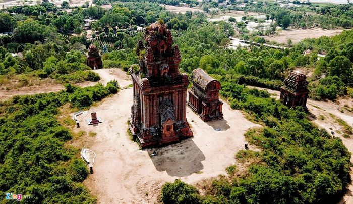 Cụm di tích tháp Bánh Ít (tháp Bạc) nằm trên đồi ở xã Phước Hiệp, huyện Tuy Phước (Bình Định) là một trong những cụm tháp có niên đại sớm (cuối thế kỷ XI, đầu thế kỷ XII). Đây là quần thể nhiều tháp nhất (bốn tháp) trong các di tích kiến trúc Chăm ở Bình Định.