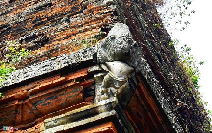 Nét độc đáo của tháp Đôi là các họa tiết được chạm khắc tinh tế hay các góc tháp đều được trang trí hình chim thần Garuda bằng đá... như xòe cánh bay lên trên đỉnh tháp Đôi.
