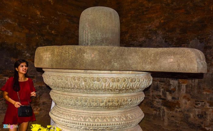 Tượng Linga-Yoni được chế tác bằng chất liệu đá sa thạch trong lòng di tích tháp Đôi (Quy Nhơn). Người Chăm xưa có tục thờ sinh thực khí là một trong những tín ngưỡng phồn thực mang ý nghĩa cầu mong được sinh sôi nảy nở của cư dân nông nghiệp nói chung và của cư dân Chăm nói riêng.