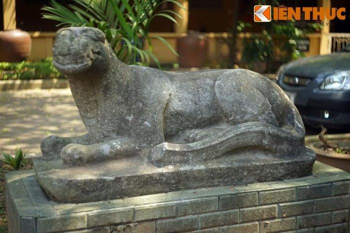 Tượng được tạo khối đơn giản nhưng vẫn toát lên sự sinh động, lột tả được vẻ dũng mãnh của vị chúa sơn lâm trong tư thế rất thư thái.
