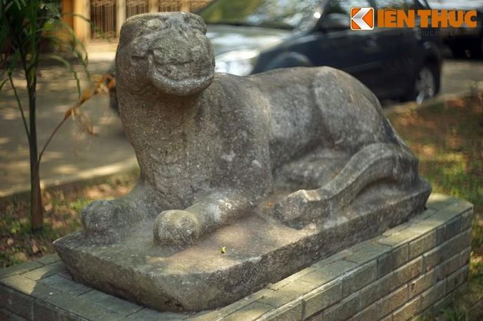  Tượng hổ có kích thước gần như thật (dài 1m43) được tạo hình với dáng điệu nằm xoài trên bệ. Thân hình hổ khá thon, bộ ức nở nang, bắp vế căng tròn.
