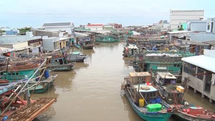 Mỗi con nước, tàu thuyền cập bến tại cửa biển Sông Đốc.