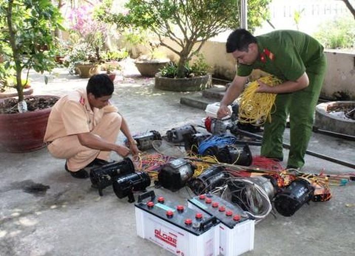 Công an tỉnh Cà Mau thu giữ nhiều tang vật xung điện được dùng để đánh bắt thủy sản kiểu tận diệt