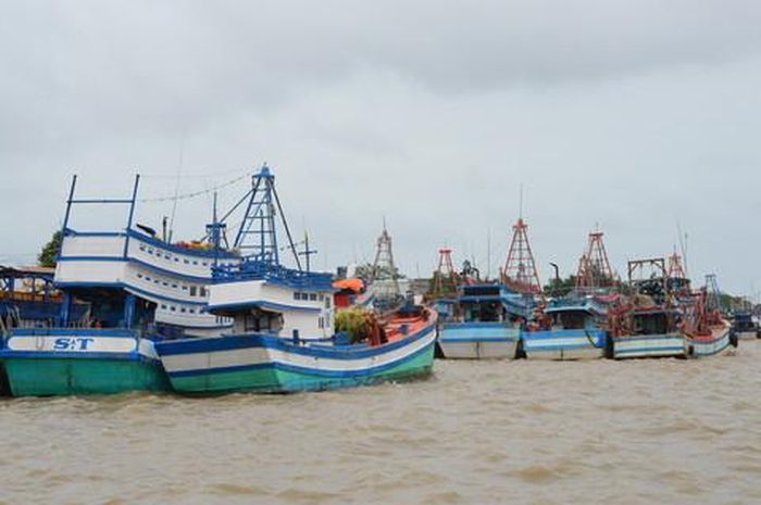 Tàu cá nằm bờ chờ ra khơi ở ngư trường Kiên Giang.