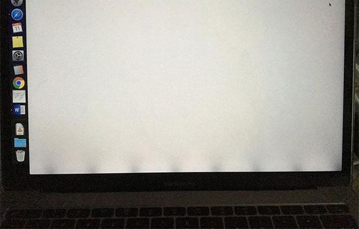 Lỗi hiển thị do cáp màn hình gây ra trên Macbook Pro 13 inch.