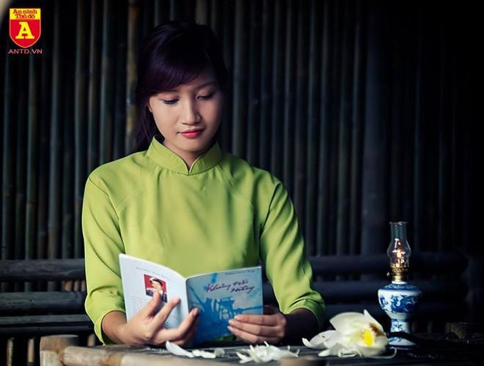 Nhiều thiếu nữ chọn một khung cảnh khác lạ bên hoa sen để muốn nói sự tĩnh lặng trong tâm hồn
