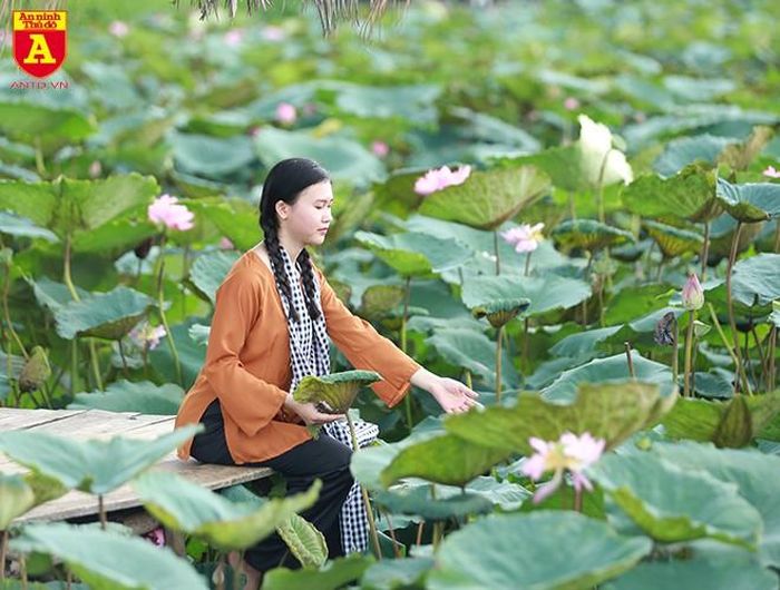 Dịu dàng trong trang phục áo bà ba, khăn rằn Nam Bộ