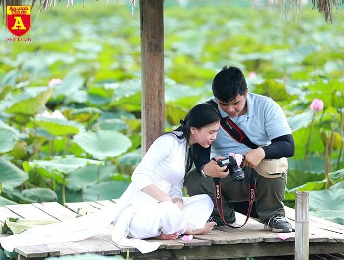 Đầm sen cũng là nơi các bạn trẻ yêu thích nhiếp ảnh tìm đến lưu lại những khoảnh khắc đẹp