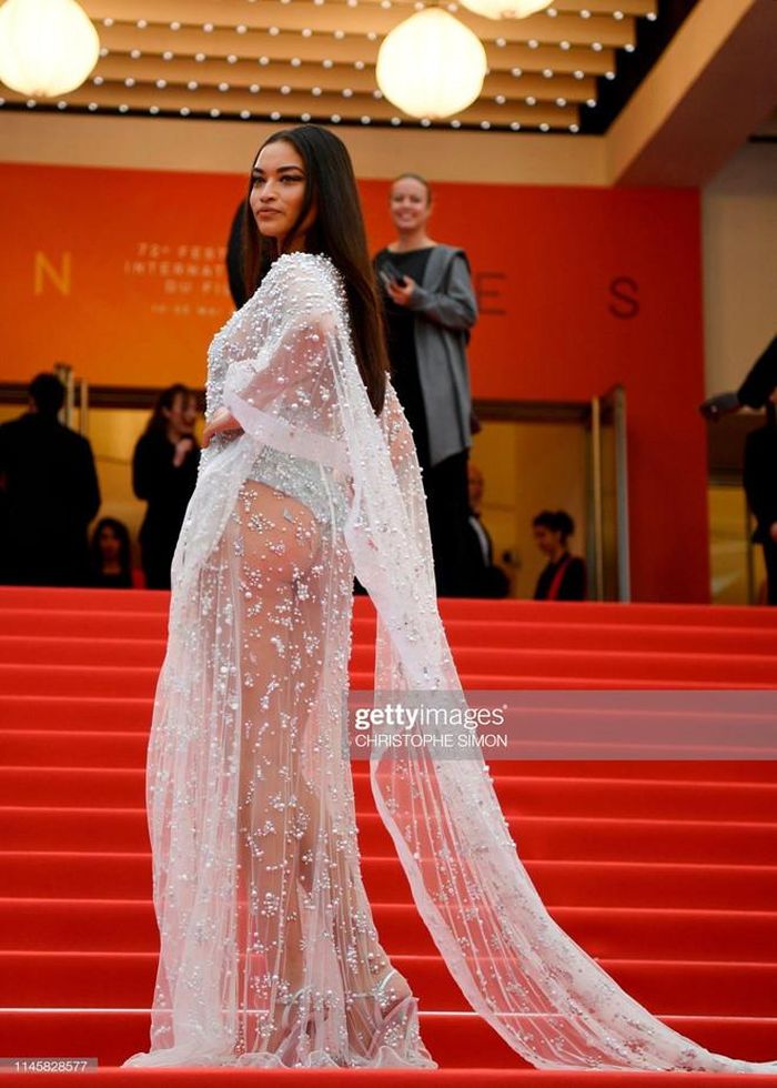 Chân dài Australia, Shanina Shaik, liên tiếp mặc xuyên thấu, thậm chí khoe vòng ba táo bạo trên thảm đỏ buổi công chiếu phim hôm 24/5. Bộ đầm trắng của cô có phần bodysuit kiệm vải như đồ bơi. 