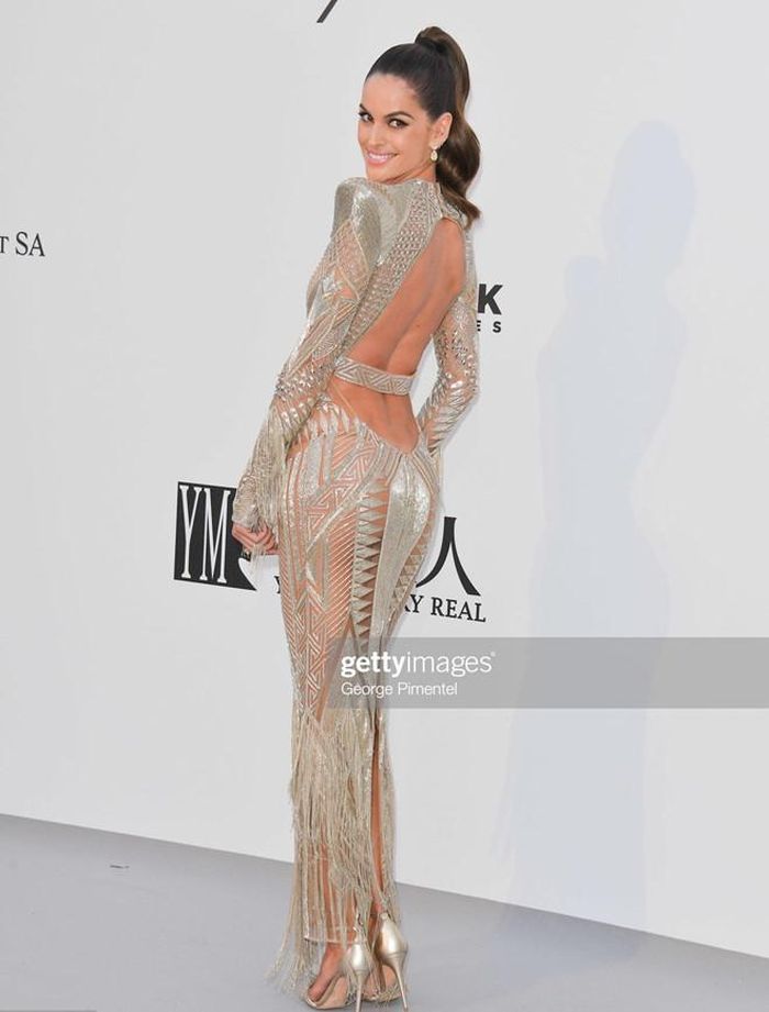 Tại một sự kiện khác hôm 23/5, cũng thuộc khuôn khổ LHP Cannes, cựu thiên thần Victoria's Secret một lần nữa gây xôn xao với bộ đầm xuyên thấu màu bạc ánh kim, khoe lưng trần. Đây là một mẫu thiết kế của Julien Macdonald. 