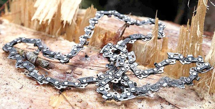 Lưỡi cưa các đối tượng phá rừng bỏ lại hiện trường vụ phá rừng, lấy đất sản xuất tại thị trấn Nam Ban, huyện Lâm Hà