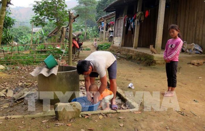  Không có nước sạch, người dân phải đào giếng hoặc đầu tư ống nước kéo nước từ sâu trong núi về sử dụng. Ảnh: Văn Tý-TTXVN 