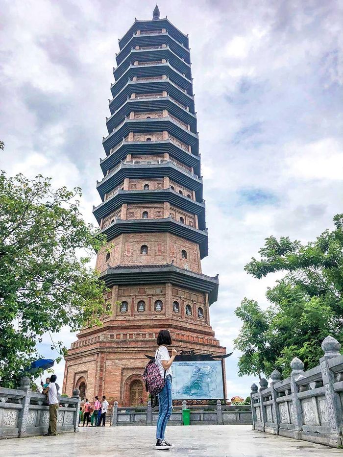Đừng quên chụp ảnh check-in trước bảo tháp tại chùa Bái Đính...