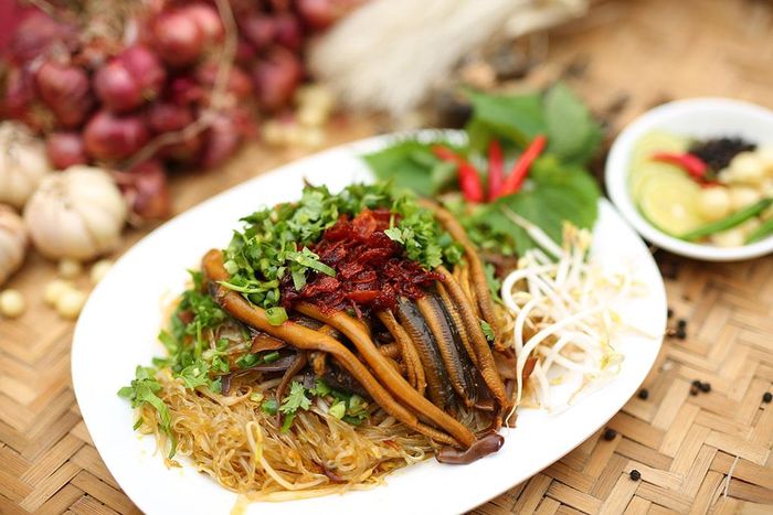 Trong số những đặc sản Ninh Bình thì miến lươn có vẻ kinh tế và “đỡ nhức đầu” nhất, giá thường rơi vào khoảng 30.000VNĐ/phần