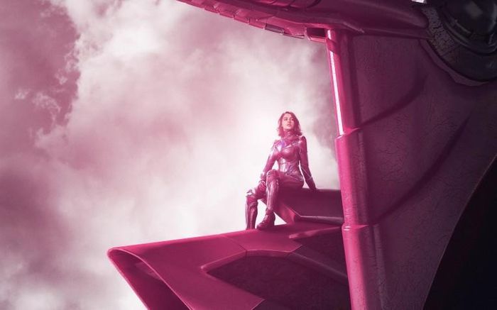 Naomi Scott “cực ngầu” trong vai Siêu Nhân Hồng.