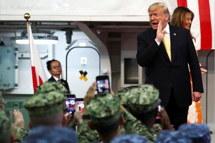 Tổng thống Donald Trump cùng phu nhân trên tàu Kaga.