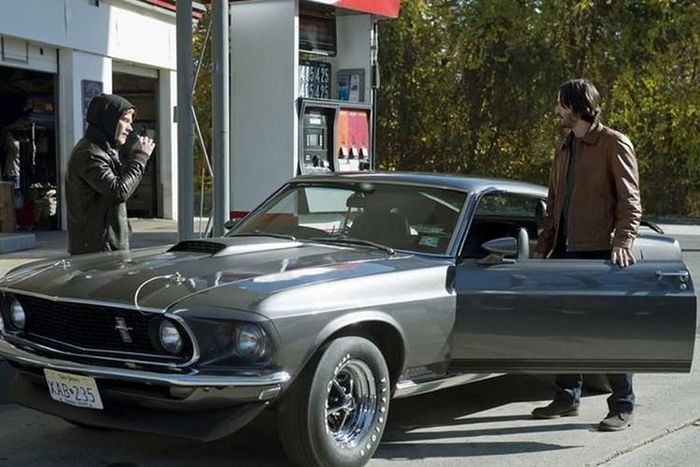 Trong phần đầu tiên của series phim John Wick, Keanu Reeves đã lái chiếc Ford Mustang đời 1969 đi đổ xăng, sau đó chiếc xe bị đánh cắp, chú chó con của diễn viên trong phim đã bị giết và câu chuyện bắt đầu.