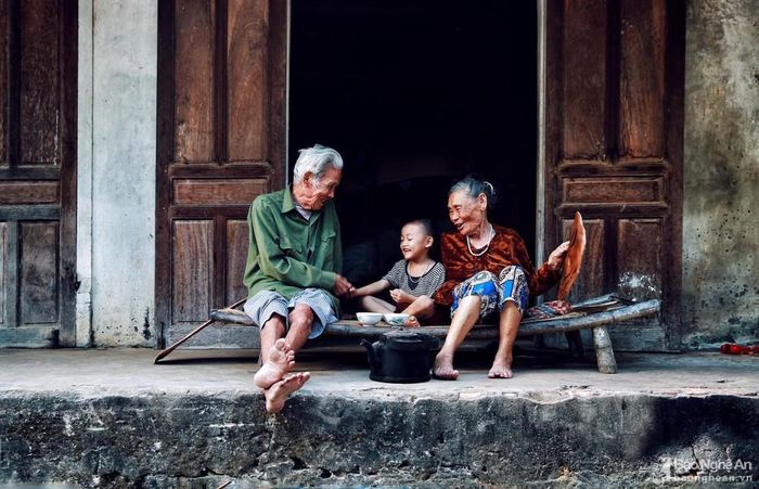 Niềm vui có thể giản dị chỉ là được ở bên ông bà trong một chiều thảnh thơi. Ảnh: Hải Vương
