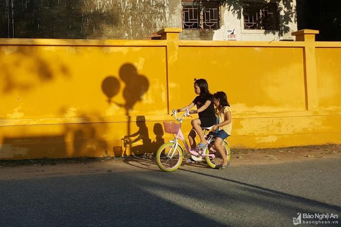 Chút nghịch ngợm của bóng nắng trên đường về. Ảnh: Lê Thắng