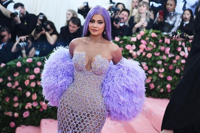 Kylie Jenner cũng từng gây ấn tượng với bộ cánh xuyên thấu táo bạo. Cũng như 2 người chị của mình, người đẹp dùng những thủ thuật để khoe vóc dáng đồng hồ cát gợi cảm trước công chúng. Tuy nhiên, cô từng bị nhiều người chỉ trích vì hành động này sẽ ảnh hưởng nghiêm trọng đến sức khỏe. 