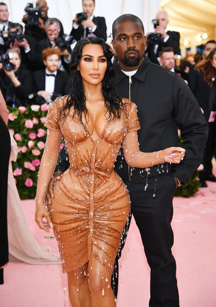 Kendall Jenner không phải là người tiên phong trào lưu trang phục bó chặt eo. Kim Kardashian từng khiến công chúng khó hiểu với bộ váy ôm sát cơ thể cùng vòng eo siêu nhỏ như chiếc đồng hồ cát. Trong đoạn phim chia sẻ trên tờ Vogue, người đẹp không thể thở nổi hay di chuyển một cách tự nhiên vì vòng eo bị siết bởi chiếc áo lót bên trong cùng những sợi dây được thắt chặt. 