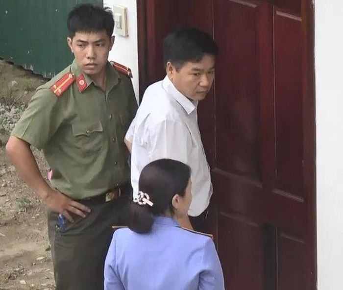 Cơ quan chức năng khám nhà ông Trần Xuân Yến (Phó giám đốc sở GD&amp;ĐT Sơn La) trước đó.