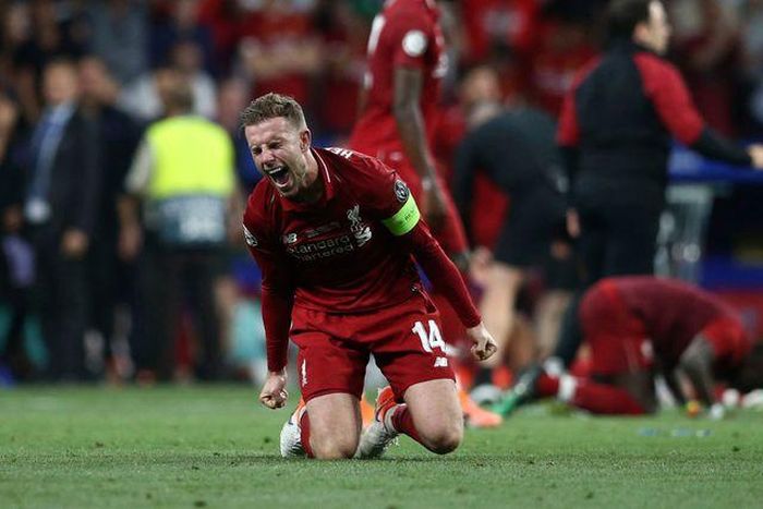 Đội trưởng Henderson như chưa thể tin được anh đã trở thành nhà vô địch Champions League.