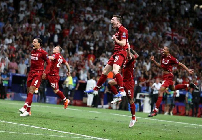 Các cầu thủ Liverpol bắt đầu ăn mừng sau khi tiếng còi mãn cuộc vang lên, Liverpool đã thắng Tottenham 2-0 ở trận chung kết Champions League 2018/19 và trở thành tân vô địch.