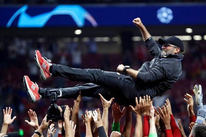 Các cầu thủ công kênh HLV Klopp để mừng danh hiệu vô địch.