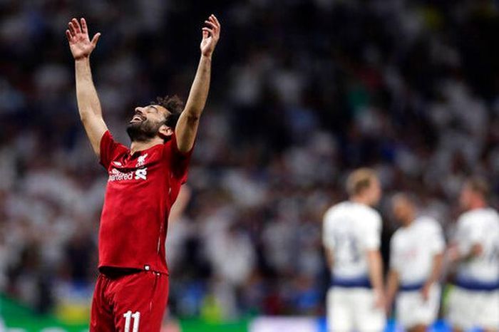 Salah ăn mừng danh hiệu lớn đầu tiên kể từ khi anh tới với Liverpool.