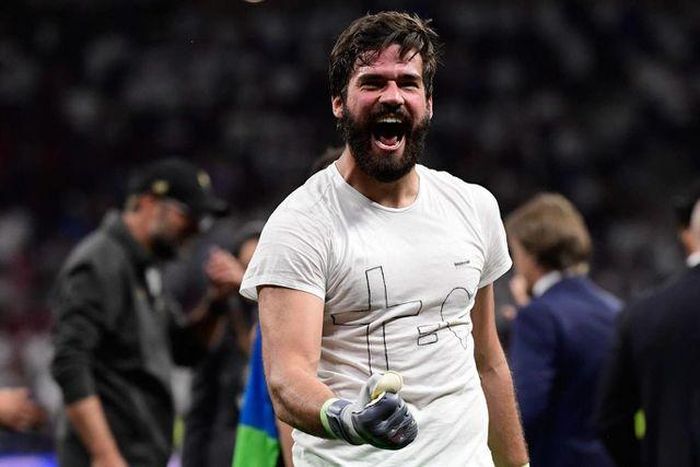 Alisson cũng rất phấn khích, thủ thành người Brazil chơi rất chắc chắn ở khung gỗ của Liverpool, anh góp phần không nhỏ vào thành công của The Kop.