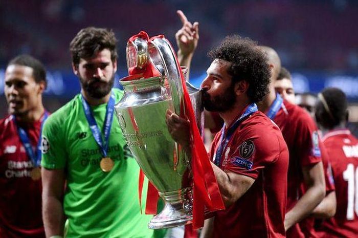 Salah hôn lên chiếc cúp bạc vô địch Champions League.