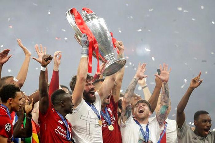 Sự phấn khích của các cầu thủ Liverpool với chiếc cúp bạc cao quý.