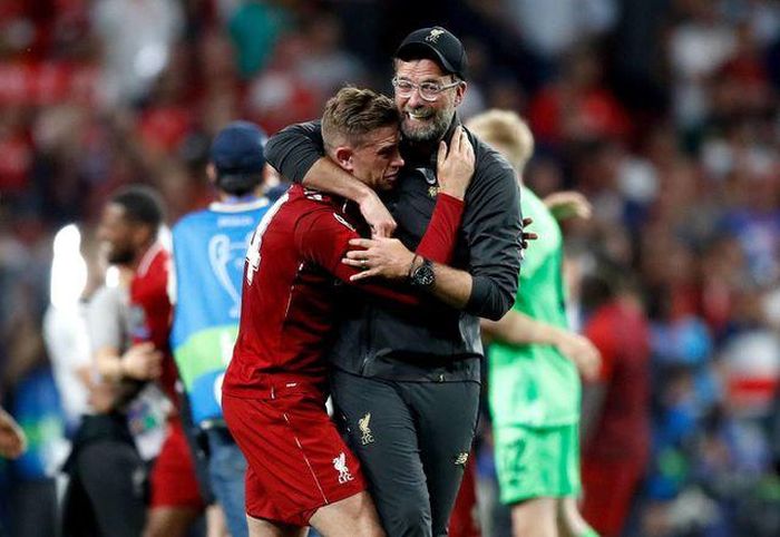 HLV Klopp chia vui cùng Henderson, đội trưởng của Liverpool vẫn còn mếu máo.