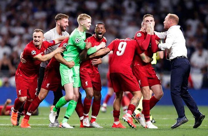 Các cầu thủ dự bị của Liverpool ở trận chung kết ào vào sân chia vui cùng các đồng đội.