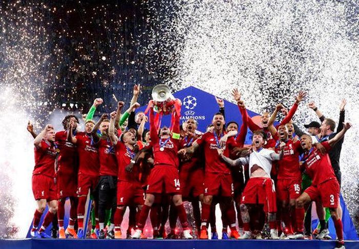 Khoảnh khắc chiêc cúp bạc được trao cho Liverpool.