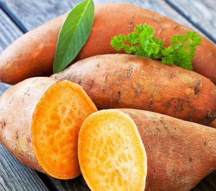  Không nên dùng khoai lang (củ và rau) lúc quá đói vì khi đó đường huyết đã thấp, lại làm hạ thêm gây mệt mỏi. Ảnh minh họa: Internet