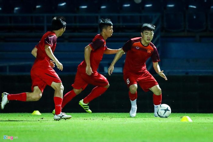 Xuân Trường (phải) nhiều khả năng đá chính khi tuyển Việt Nam chơi trên sân Chang Arena của CLB Buriram. Ảnh: Minh Chiến.