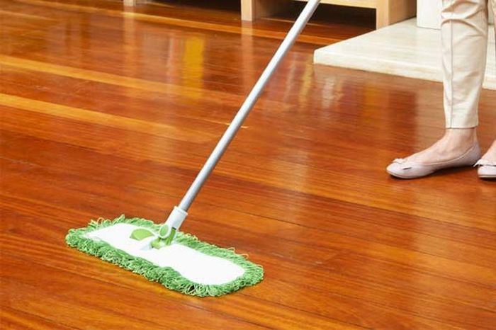 Lau sàn gỗ bằng rượu là cách được nhiều người áp dụng.