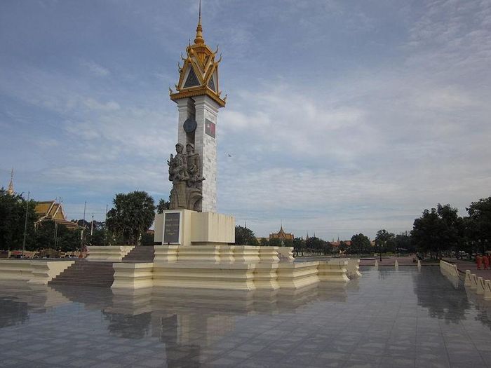 Hòa bình đã trở lại với người dân Campuchia 40 năm, nhưng những đóng góp giúp đỡ của quân tình nguyện Việt Nam vẫn luôn được Campuchia ghi nhớ. Trong ảnh là tượng đài hữu nghị Việt Nam-Campuchia.