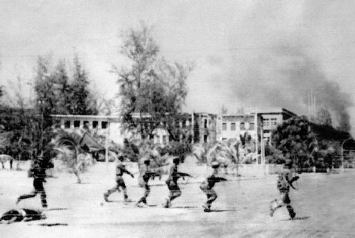 Ngày 7/1/1979, các chiến sĩ Campuchia yêu nước và quân tình nguyện Việt Nam cùng nhau tiến vào thủ đô Phnom Penh, đánh đuổi tập đoàn phản động Polpot.