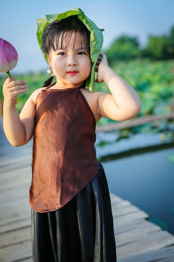 Bạn nhỏ đến với hồ sen lưu lại những khoảnh khắc đáng yêu