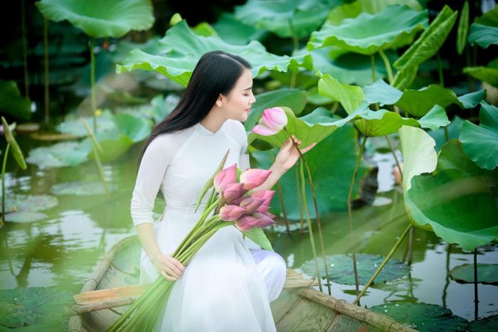 Bạn trẻ đến với hồ sen để lưu lại những khoảnh khắc đẹp qua ống kính máy ảnh