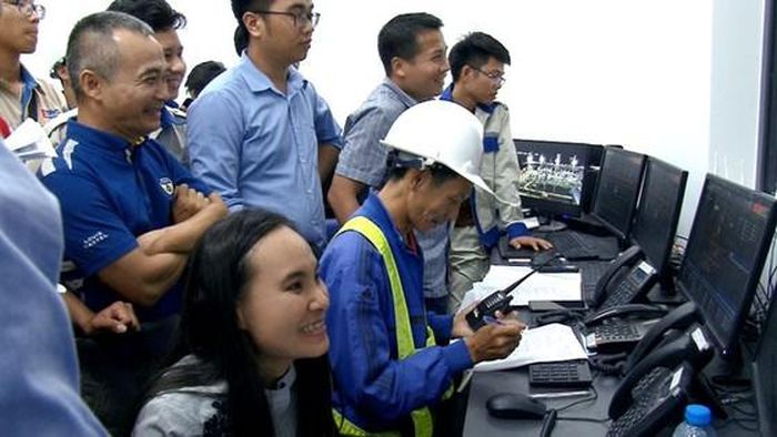 Niềm vui vỡ òa khi đóng điện thành công.