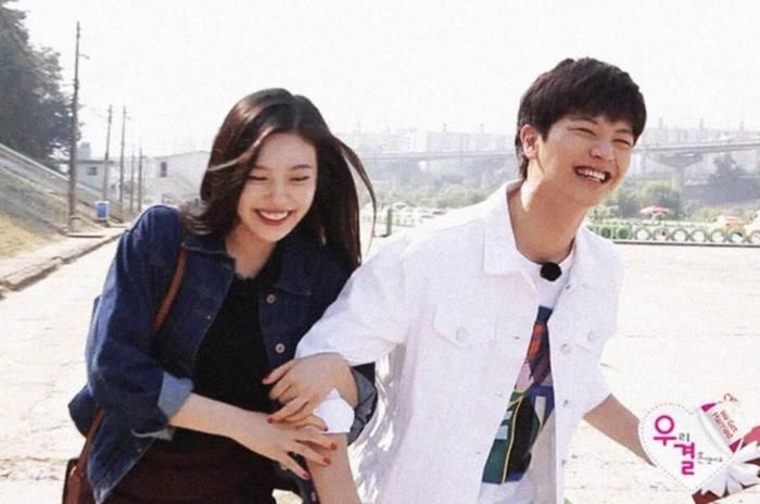 Cả hai còn có những khoảnh khắc thân mật khi Sungjae cố gắng nắm tay Joy.