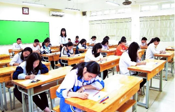 Thí sinh dự kỳ thi tuyển sinh lớp 10 tại điểm thi Trường THCS Phan Chu Trinh (quận Ba Đình).