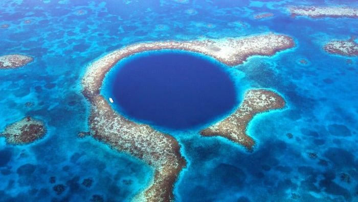  Với bề rộng hơn 300m và chiều sâu 125m, Great Blue Hole ở Belize là hố chìm lớn nhất thế giới. Hố sâu được tạo ra do mực nước biển dâng lên hàng ngàn năm trước làm ngập các hang động sâu của nó. Nơi đây được du khách biết đến là nhờ tấm bản đồ 3D của nhà thám hiểm nổi tiếng Jacques Cousteau ghi lại sự hình thành khoáng sản ở đáy hố.