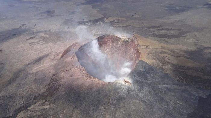  Kilauea nằm ở Hawaii, Mỹ là một trong những ngọn núi lửa hoạt động mạnh nhất trên thế giới. Ngọn núi lửa này hoạt động thường xuyên, dung nham nóng chảy chảy xuống đường và phá hủy nhà cửa và khu nghỉ mát gần đấy. Năm 2018, dung nham đã chảy ra Thái Bình Dương và làm cho không khí ô nhiễm.