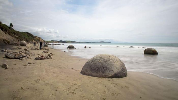  Những tảng đá hình cầu lớn ở Moeraki, New Zealand thường hay bị nhầm lẫn là một sản phẩm nhân tạo. Những tảng đá cao 2m này được tạo ra bởi lớp đá trầm tích làm từ bùn. Sau hơn 5 triệu năm, lớp đá bên ngoài bị bào mòn tạo nên hình dạng như bây giờ.